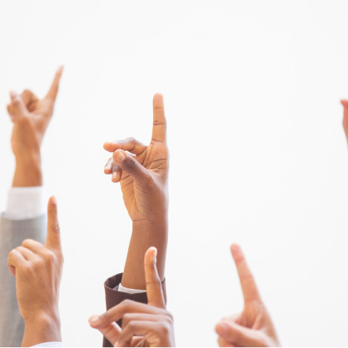 Seks forskellige hænder rakt i vejret