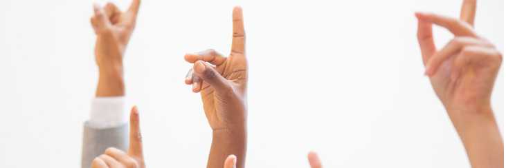Seks forskellige hænder rakt i vejret