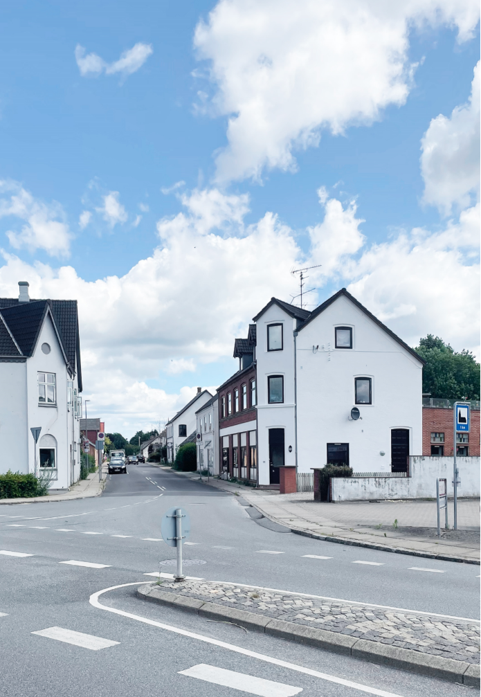 Huset efter renoveringen. Den hvide farve skaber kontrast til de synlige mursten, som er tilbage på siden af huset. Bemærk også, at den hvide originale stribe, hvor der engang var et navneskilt, er kommet tilbage.