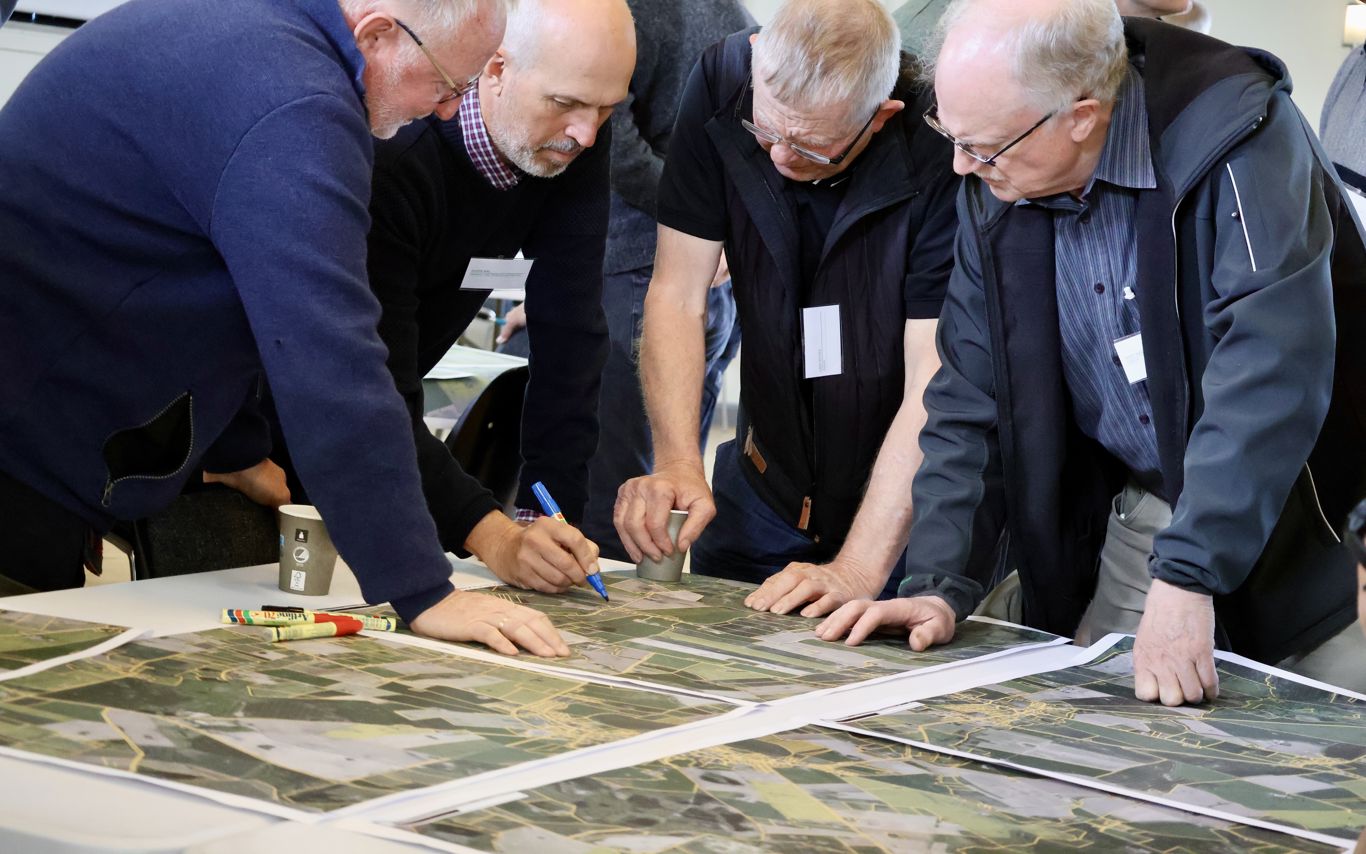 Lodsejere og formand for treparten kigger på matrikelkort