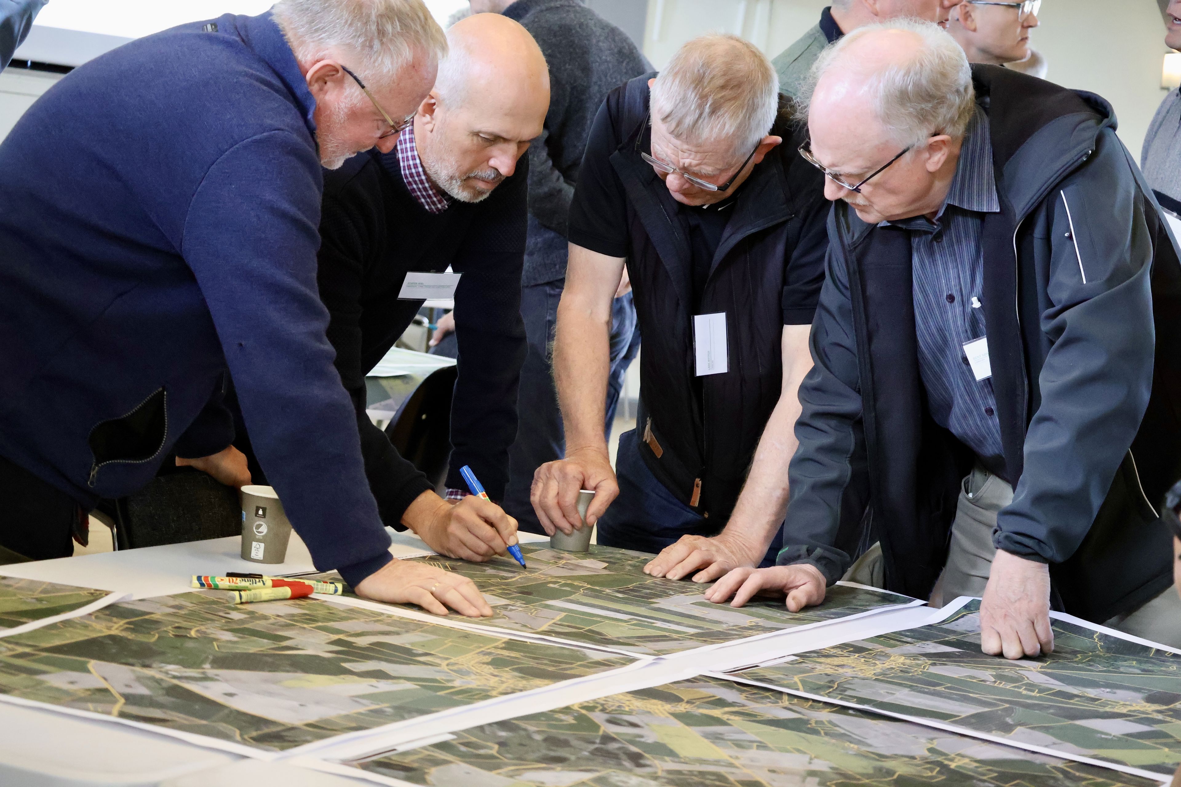 Lodsejere og formand for treparten kigger på matrikelkort