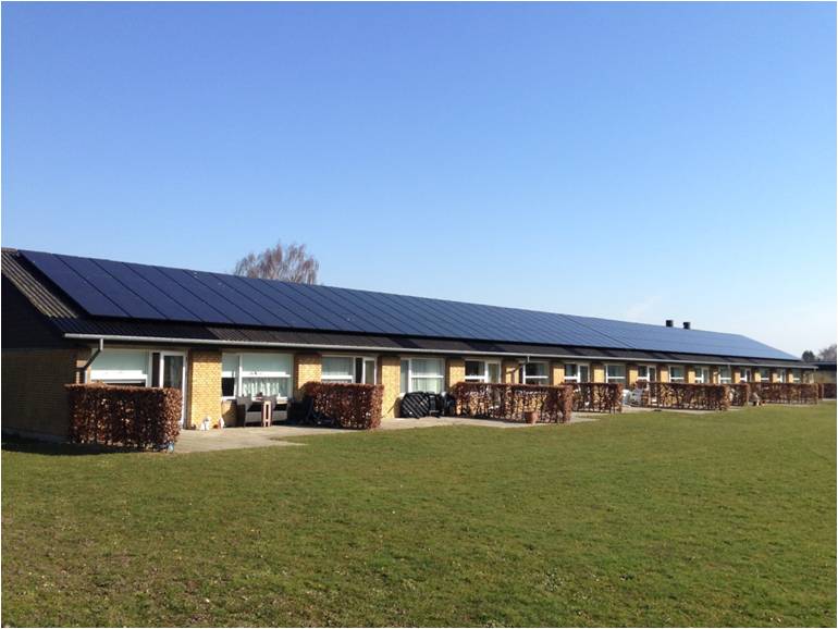 En bygning bestående af rækkehuse med solceller på taget