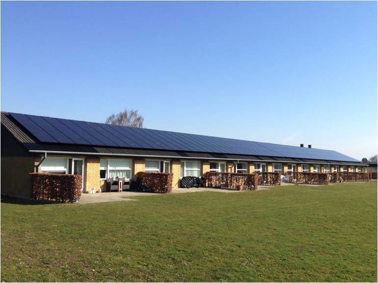 En bygning bestående af rækkehuse med solceller på taget