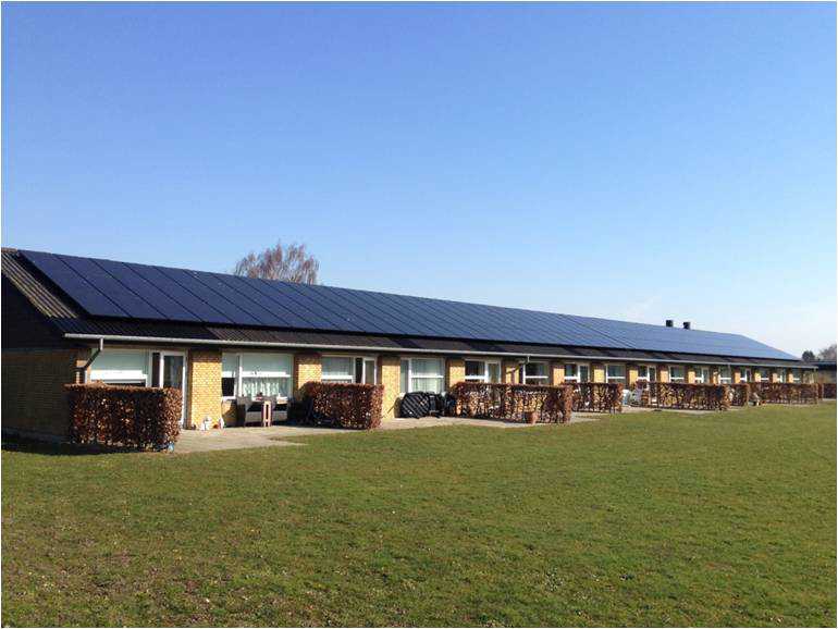 En bygning bestående af rækkehuse med solceller på taget