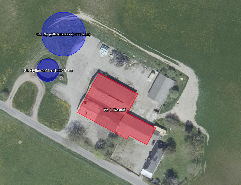 Luftfoto af ejendommen på Sortemosevej 2 med markering af stalde til husdyr og eksisterende gyllebeholder og placering af ansøgt ny gyllebeholder