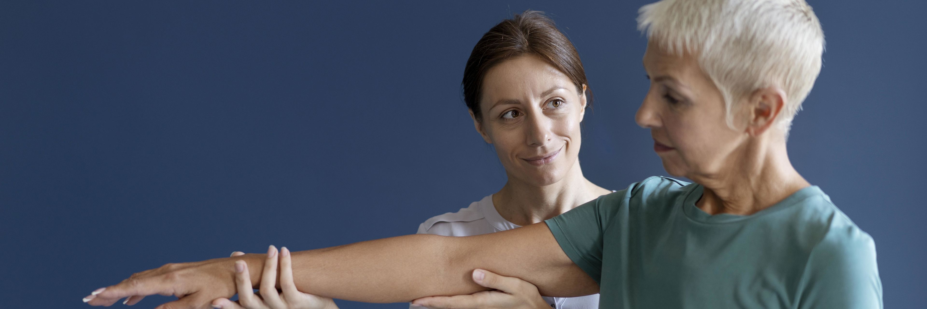 Kvinde træner sin højre arm