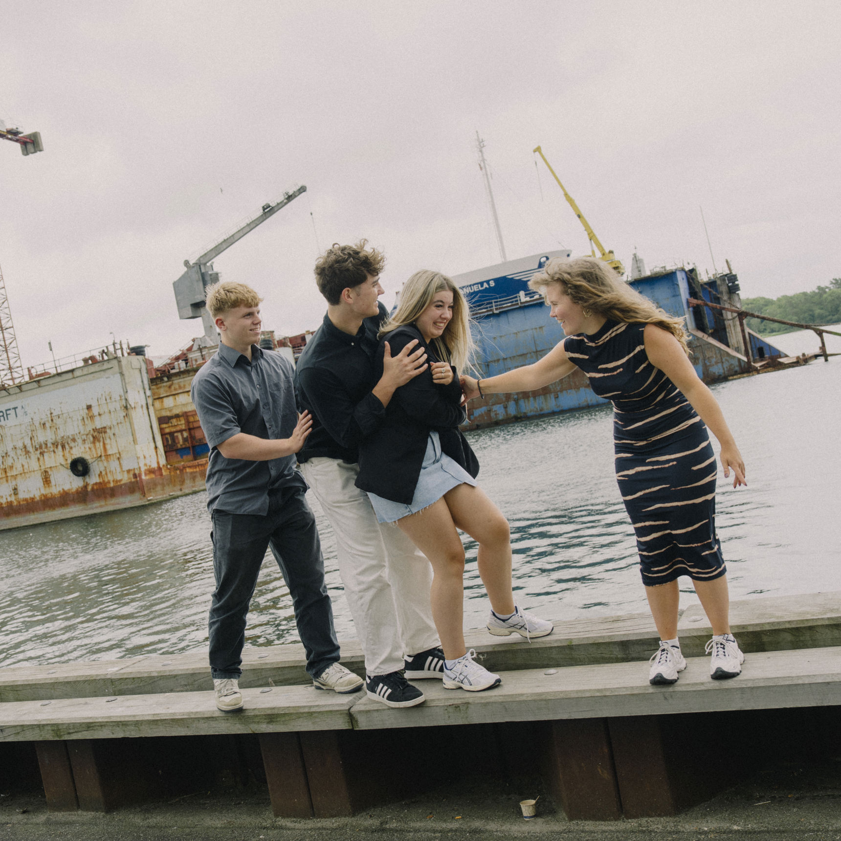 Unge pjatter på havnen i Svendborg