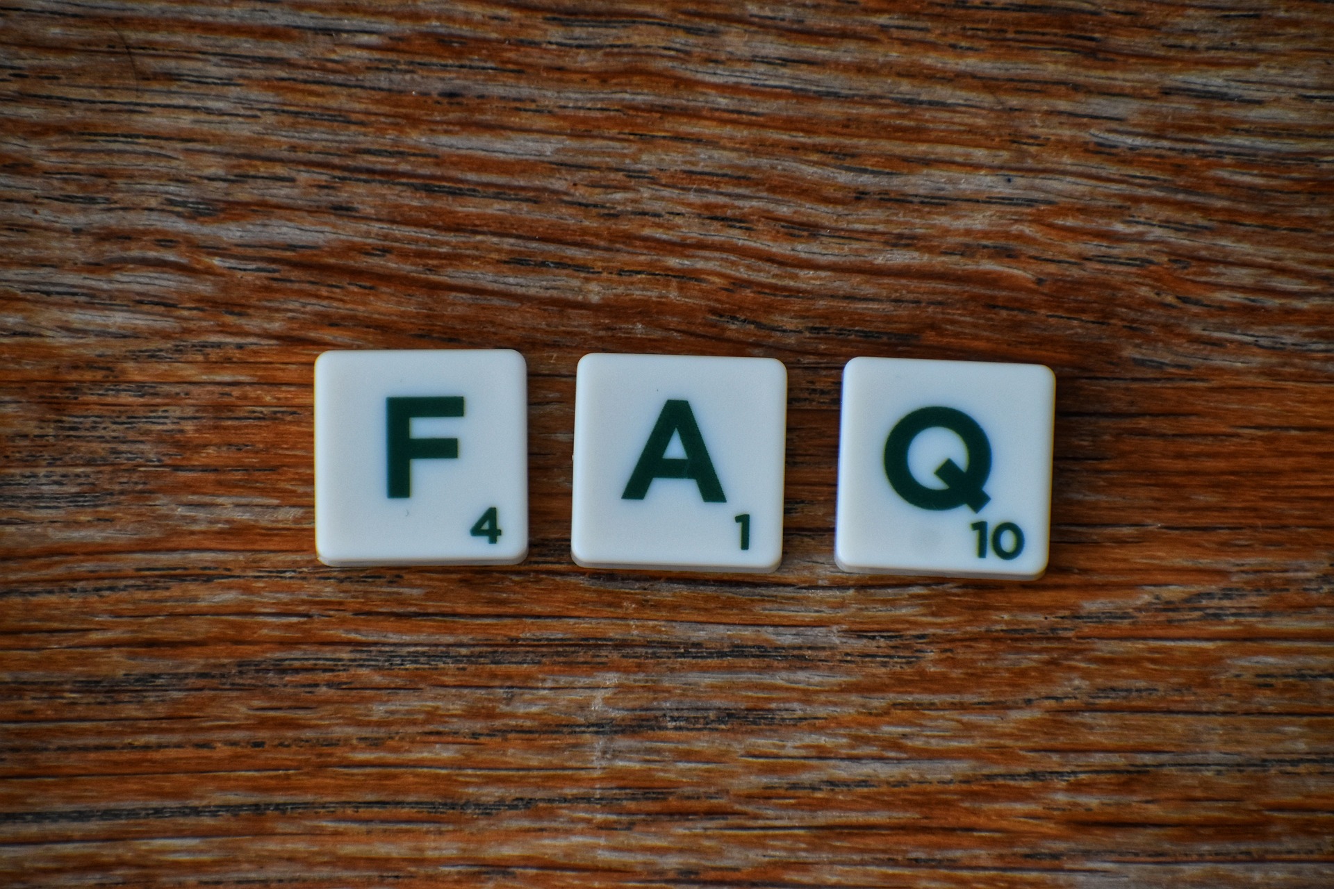 Scrabble-brikker, der er lagt, så der står FAQ