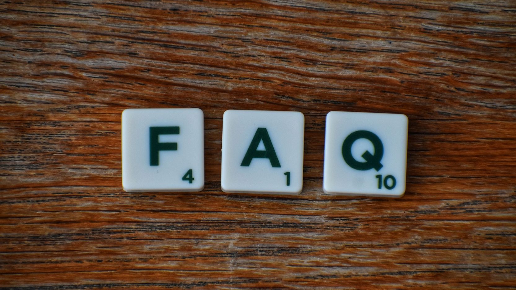 Scrabble-brikker, der er lagt, så der står FAQ