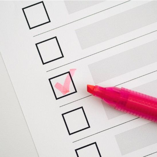 Et papir med afkrydsningsbokse på. Der er krydset af i en af de fire bokse.