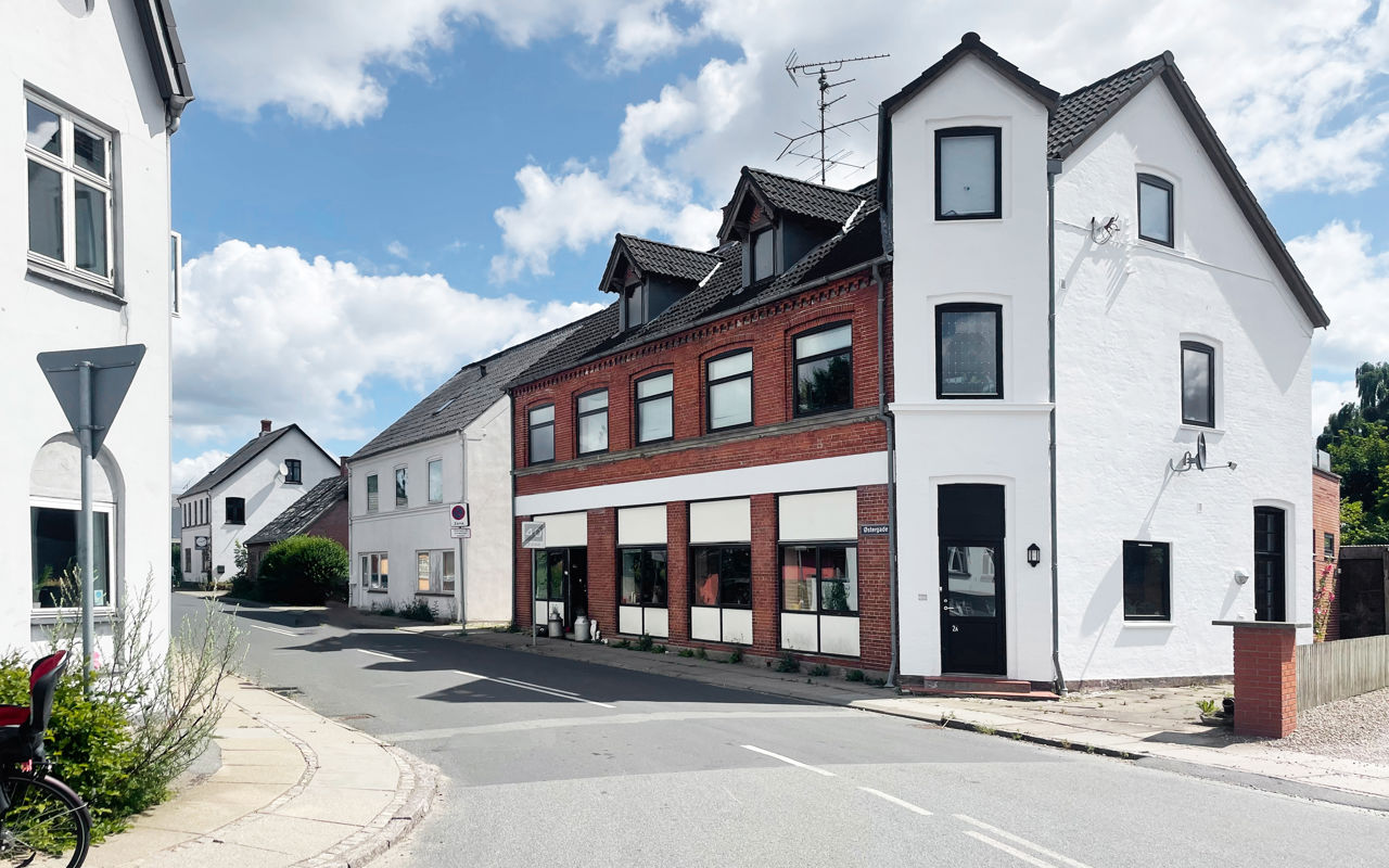 Huset set udefra, hvor de fleste kører gennem Hesselager.