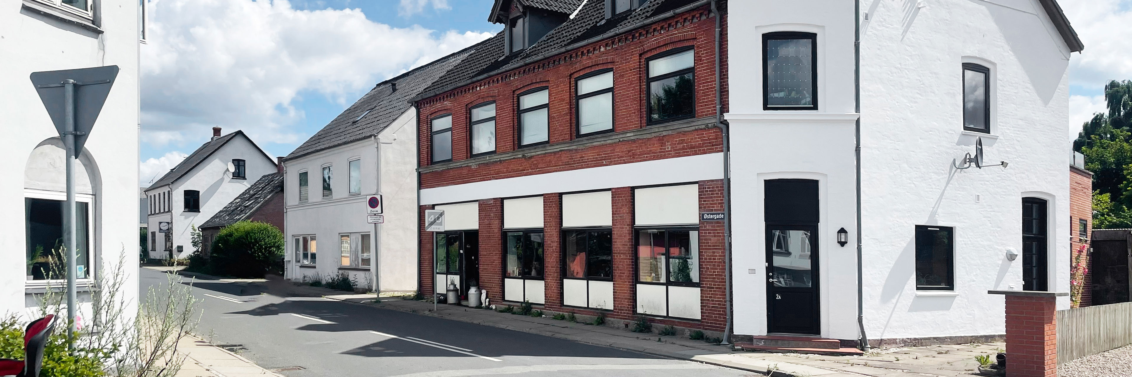 Huset set udefra, hvor de fleste kører gennem Hesselager.