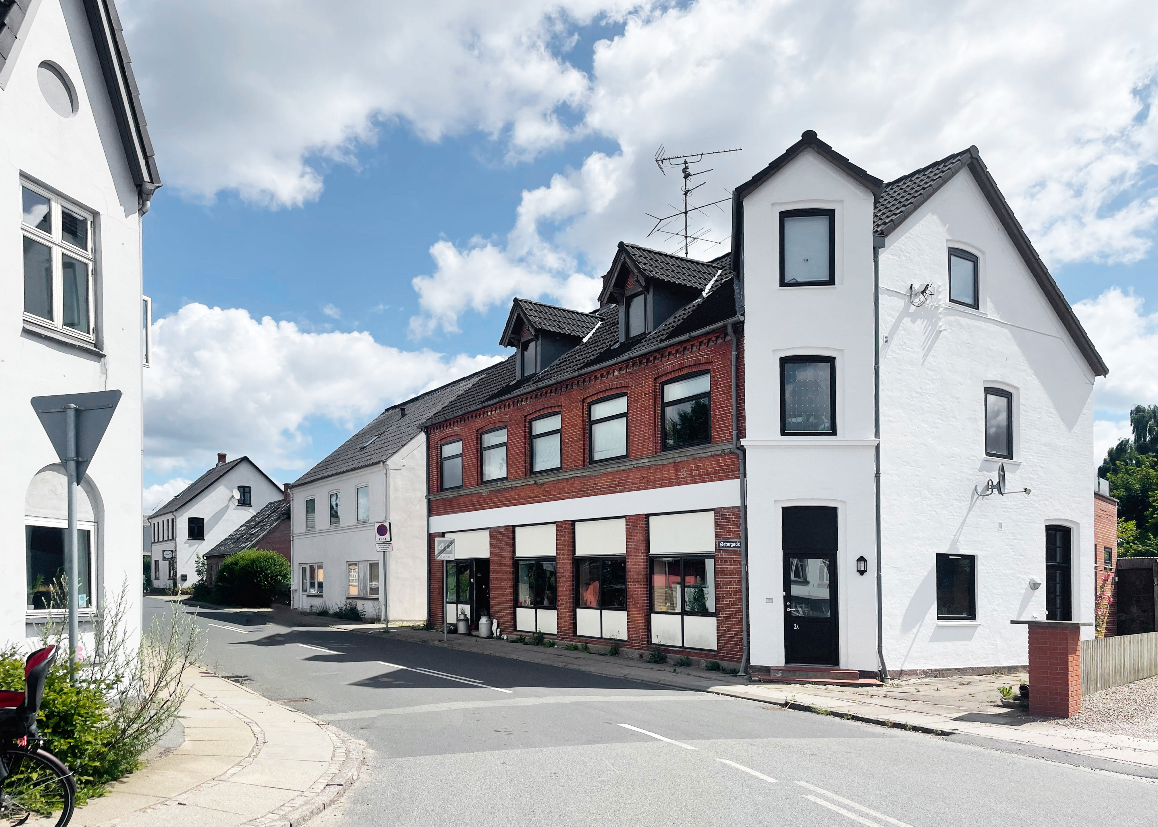 Huset set udefra, hvor de fleste kører gennem Hesselager.
