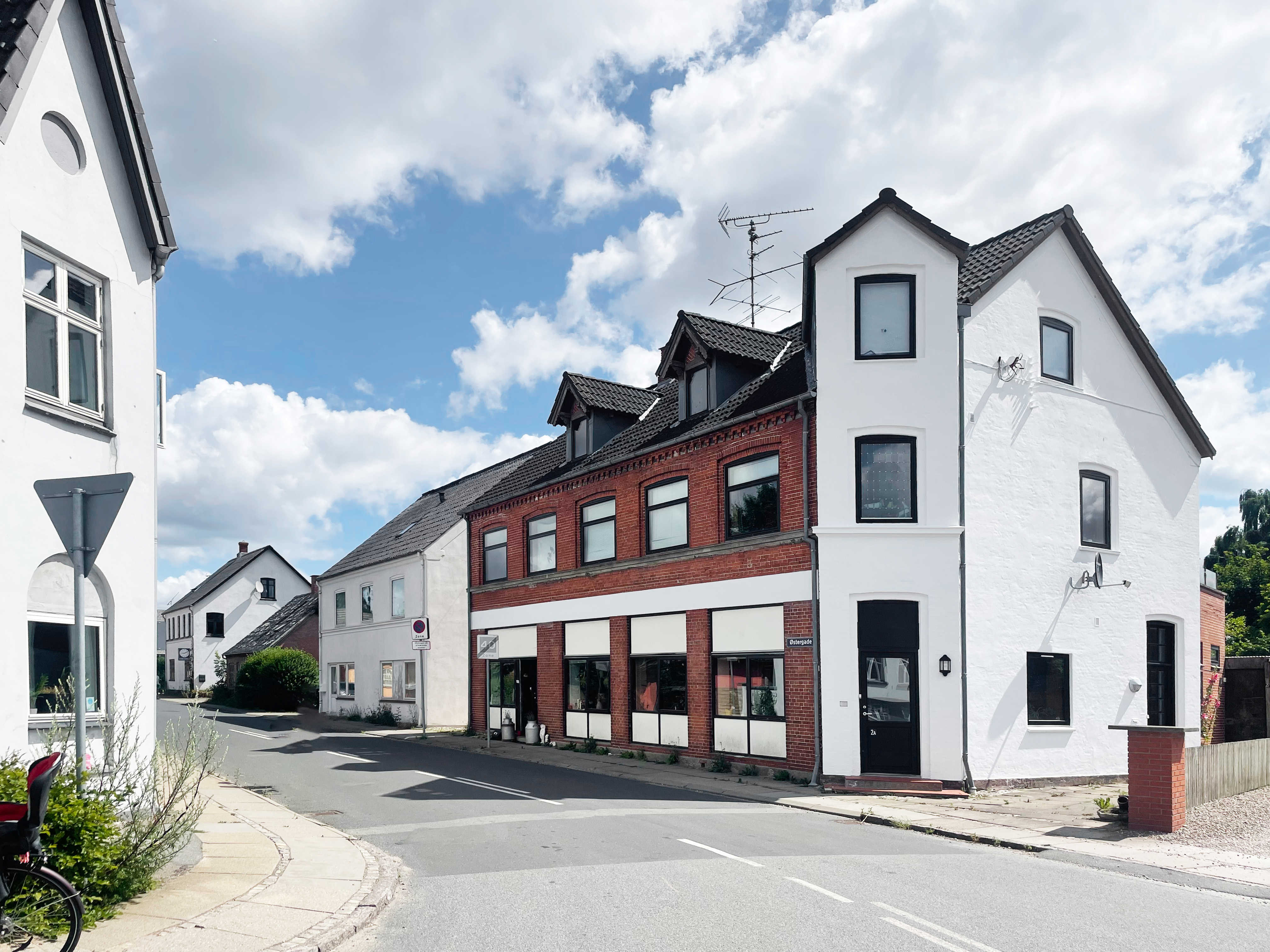 Huset set udefra, hvor de fleste kører gennem Hesselager.