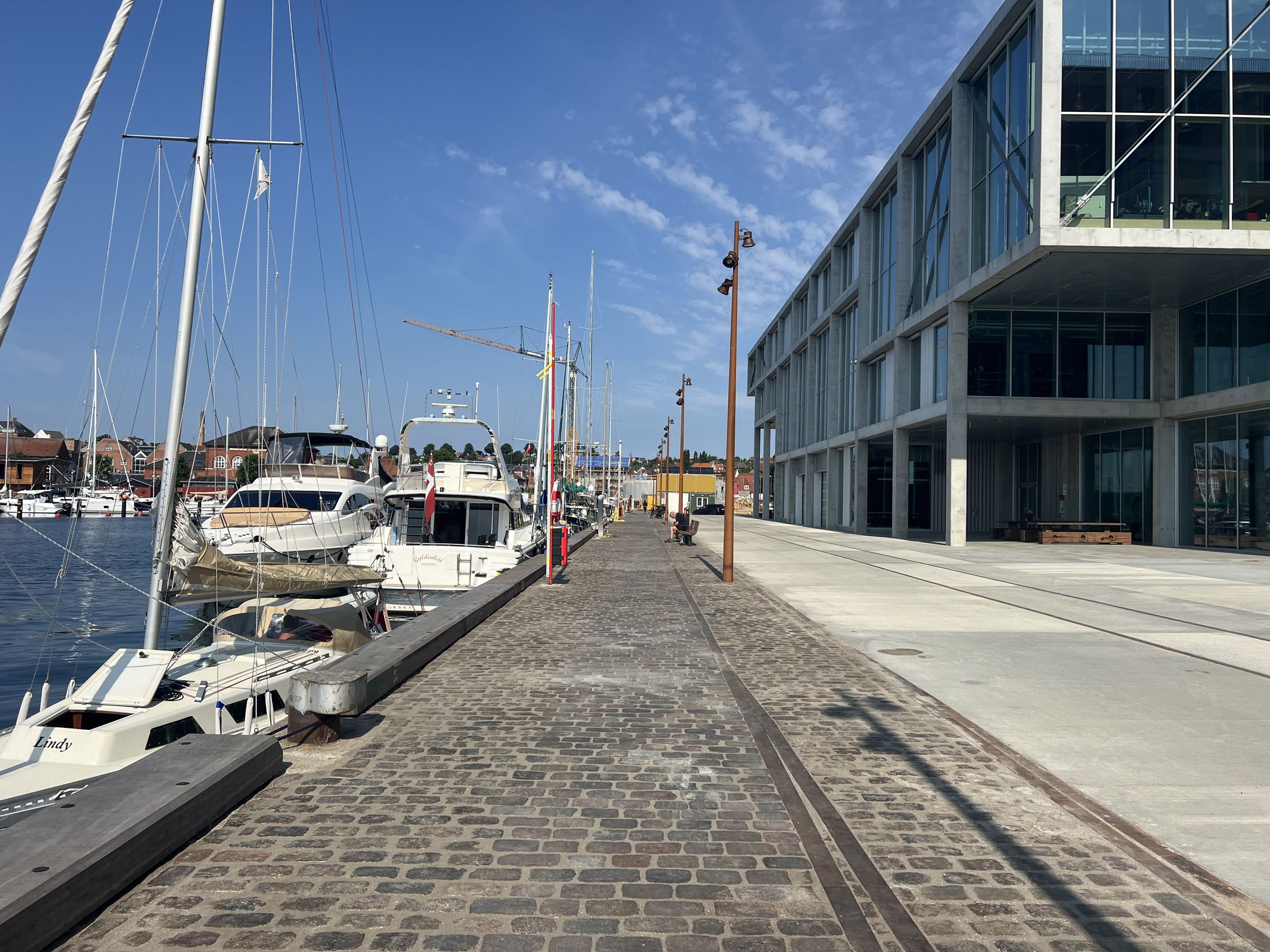 Den nye brostensbelægning af genbrugssten på kajen.