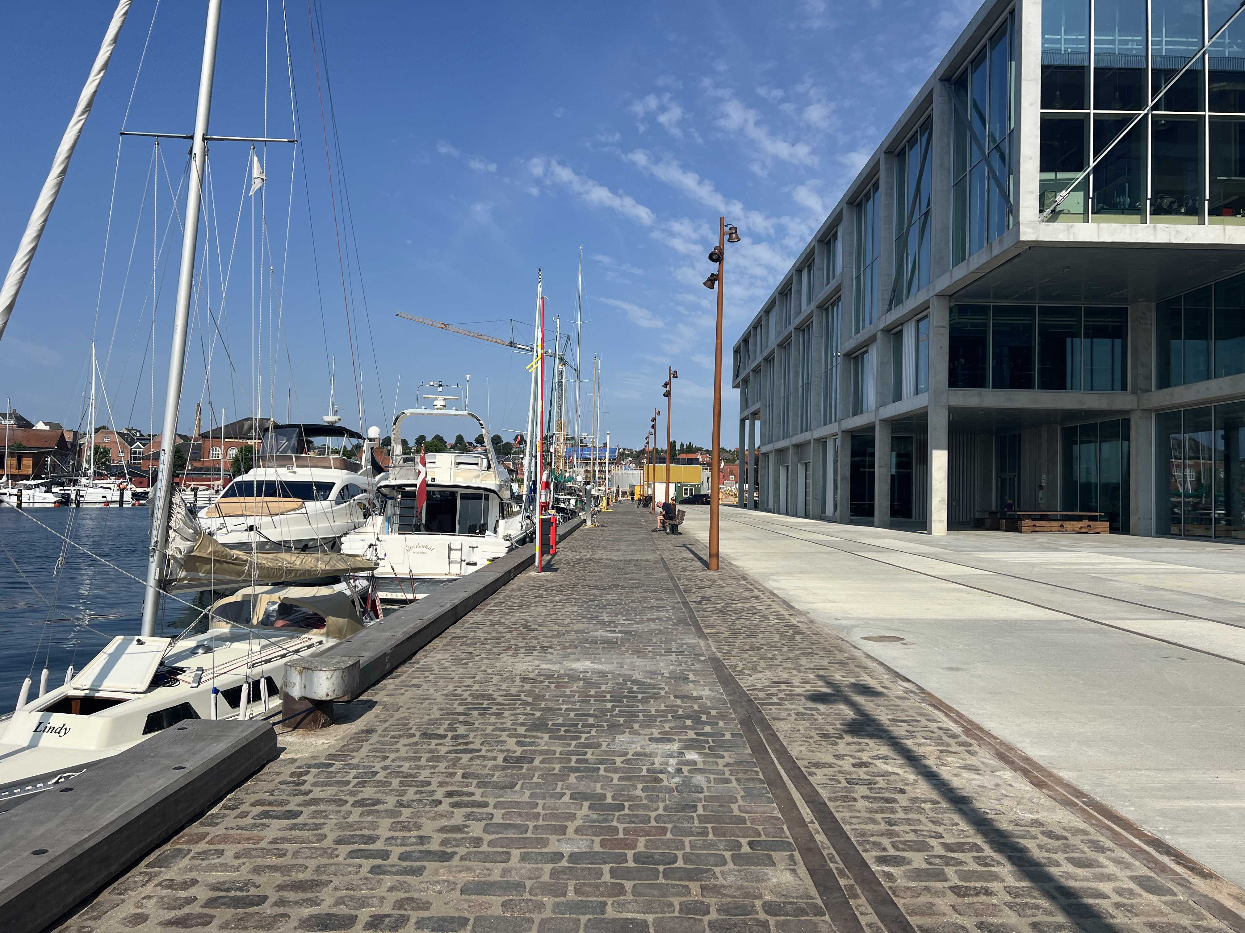 Den nye brostensbelægning af genbrugssten på kajen.