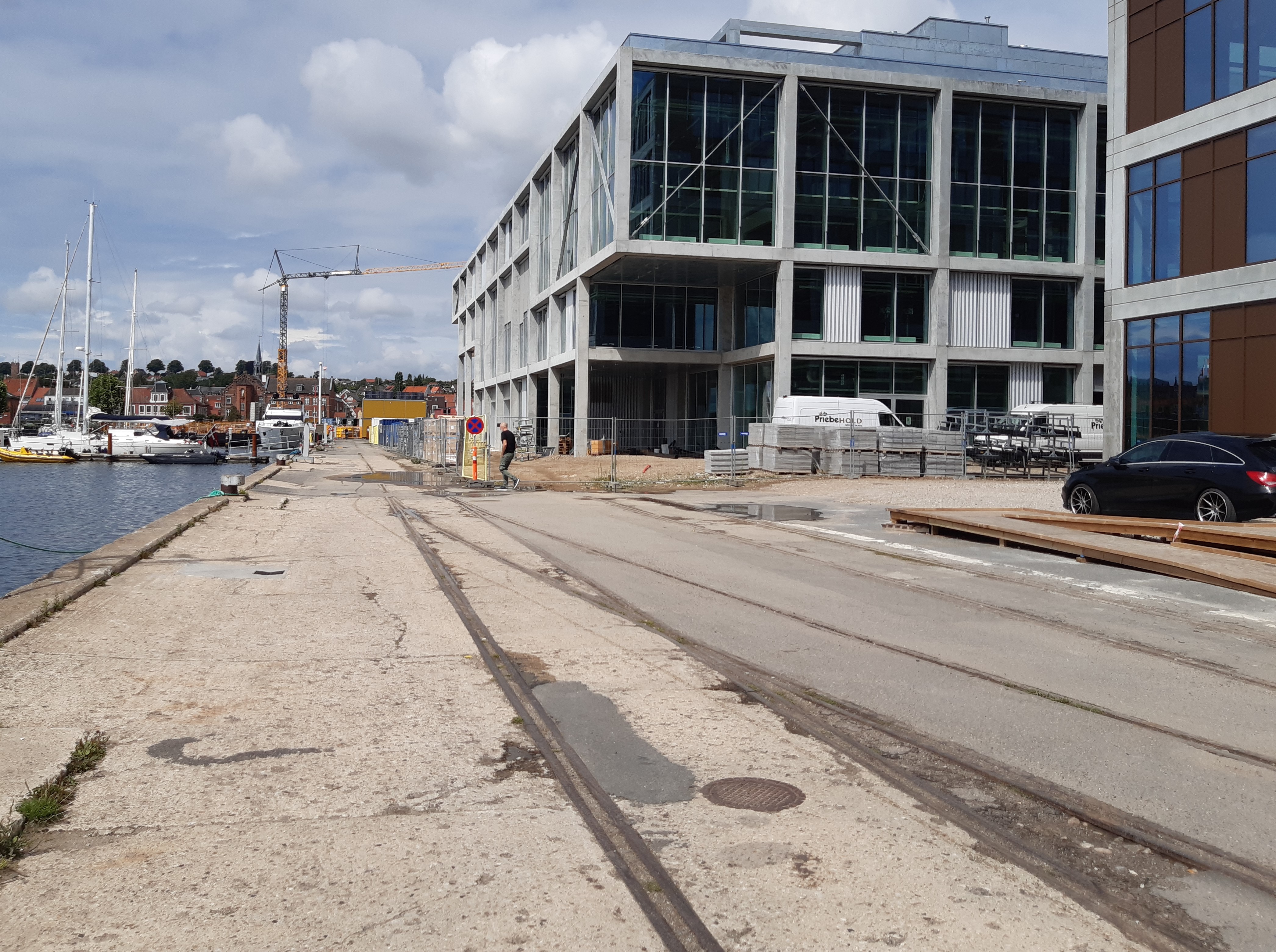 Nordre Kaj i 2023. Slidt belægning og ikke særligt indbydende.