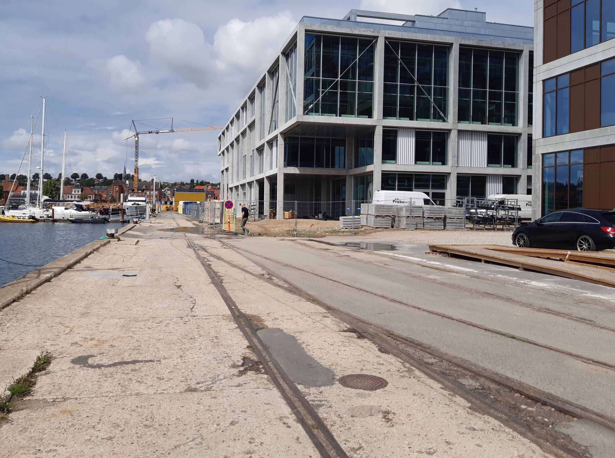 Nordre Kaj i 2023. Slidt belægning og ikke særligt indbydende.