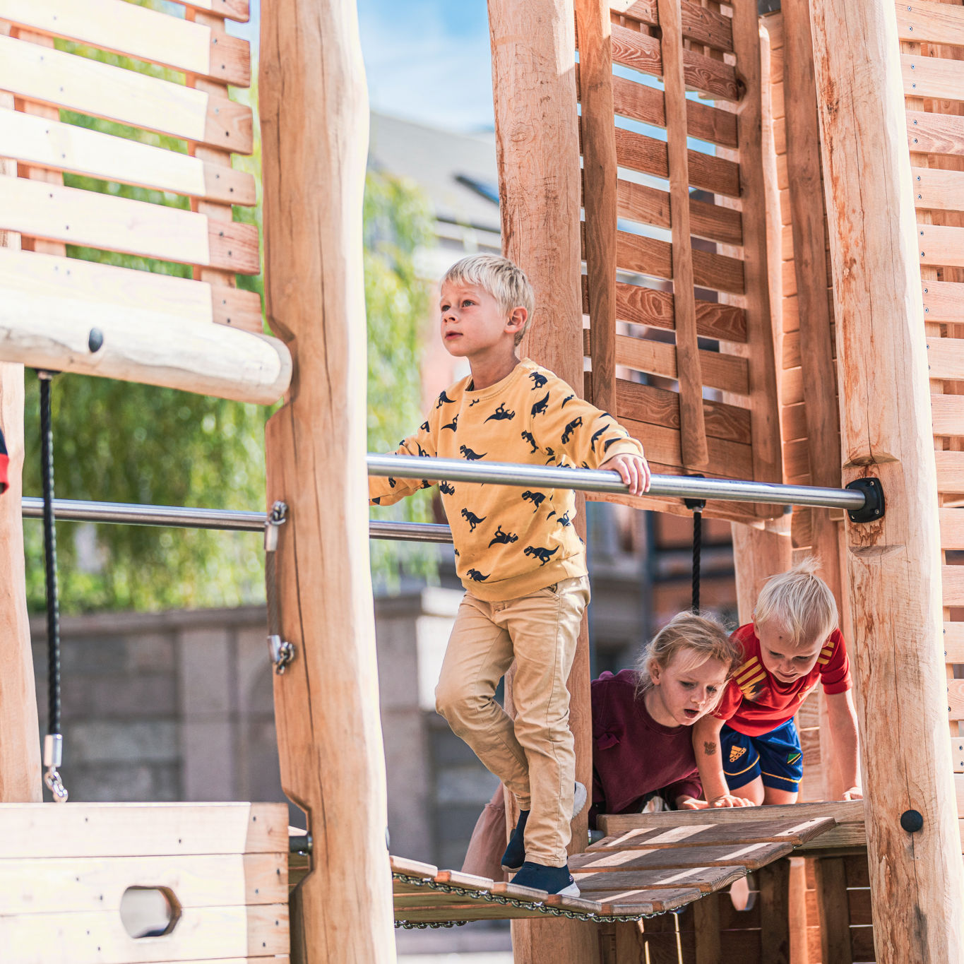 Dreng leger på legeplads i Svendborg