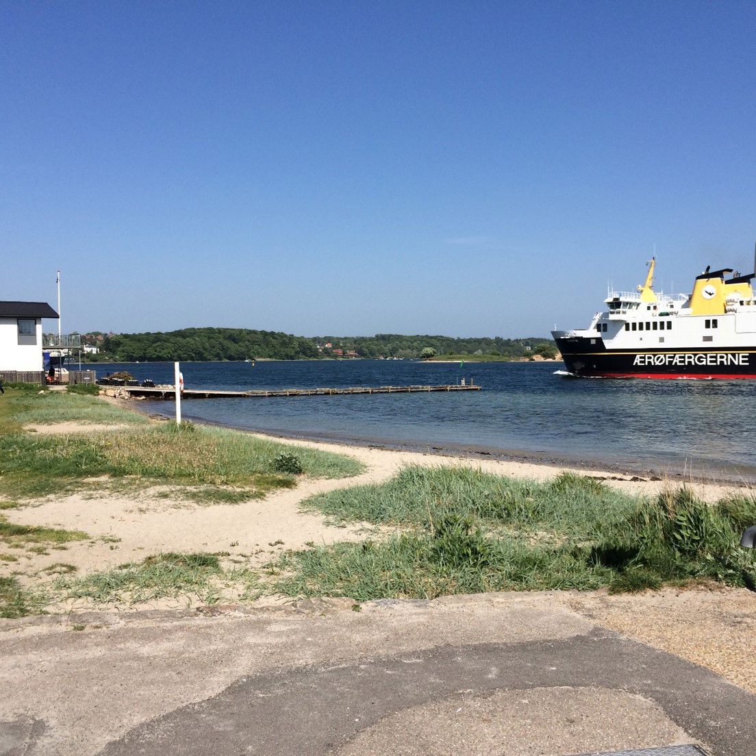 Færgegården strand strækker sig fra lystbådehavnen ved Otto Ruds Vej og ca. 70 m mod nordøst.