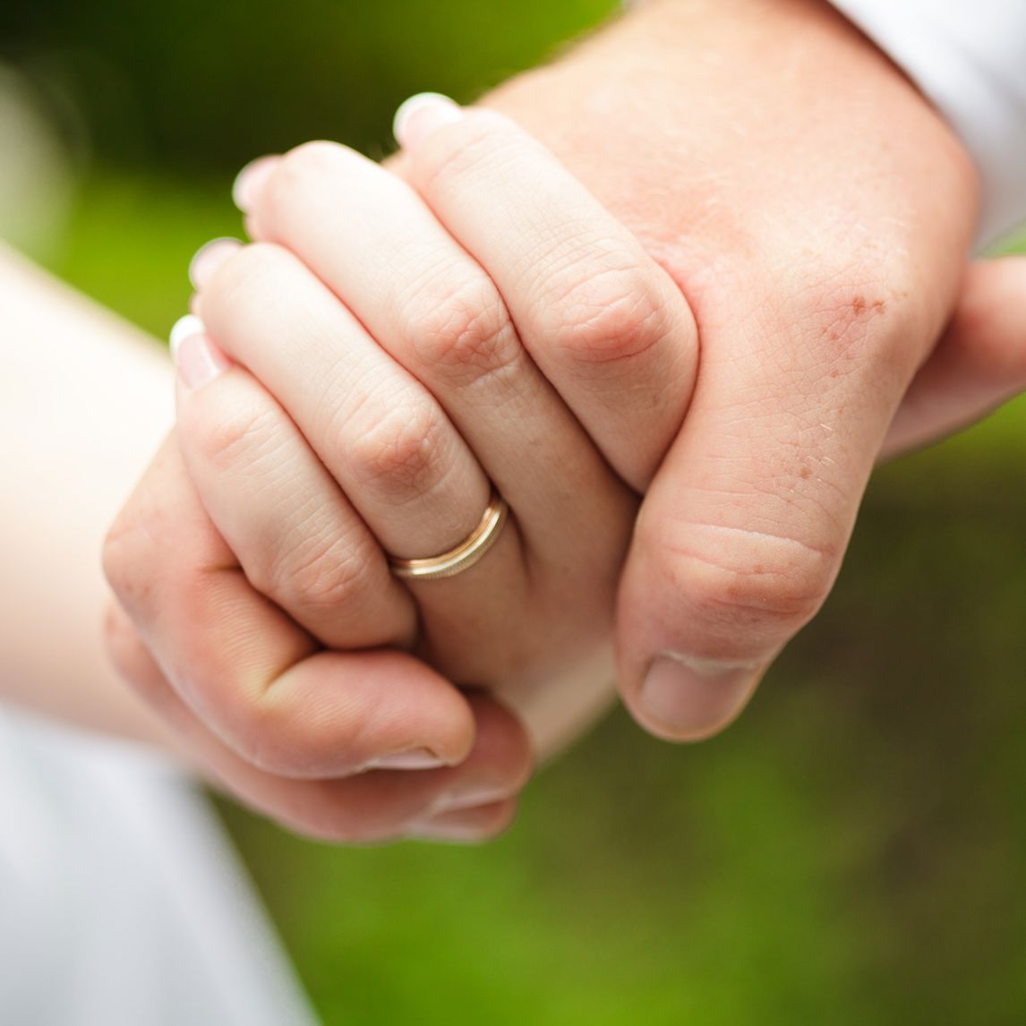 Hånd i hånd med ring på fingeren