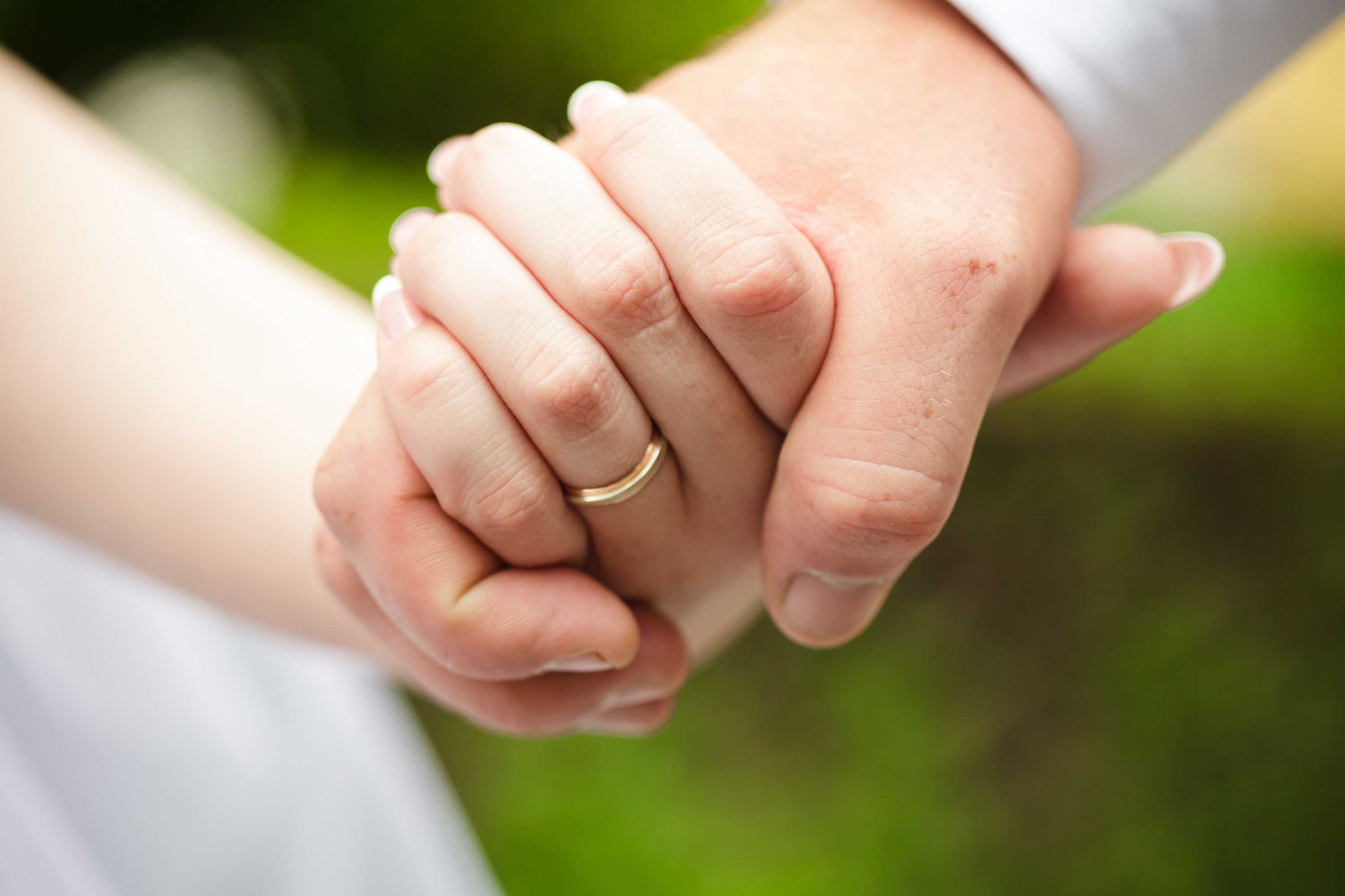 Hånd i hånd med ring på fingeren