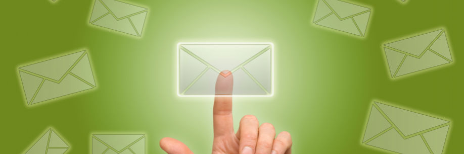 man ser en hænd der trykker på en konvolut.  og der er flere konvolutter det flyver omkring i rummet