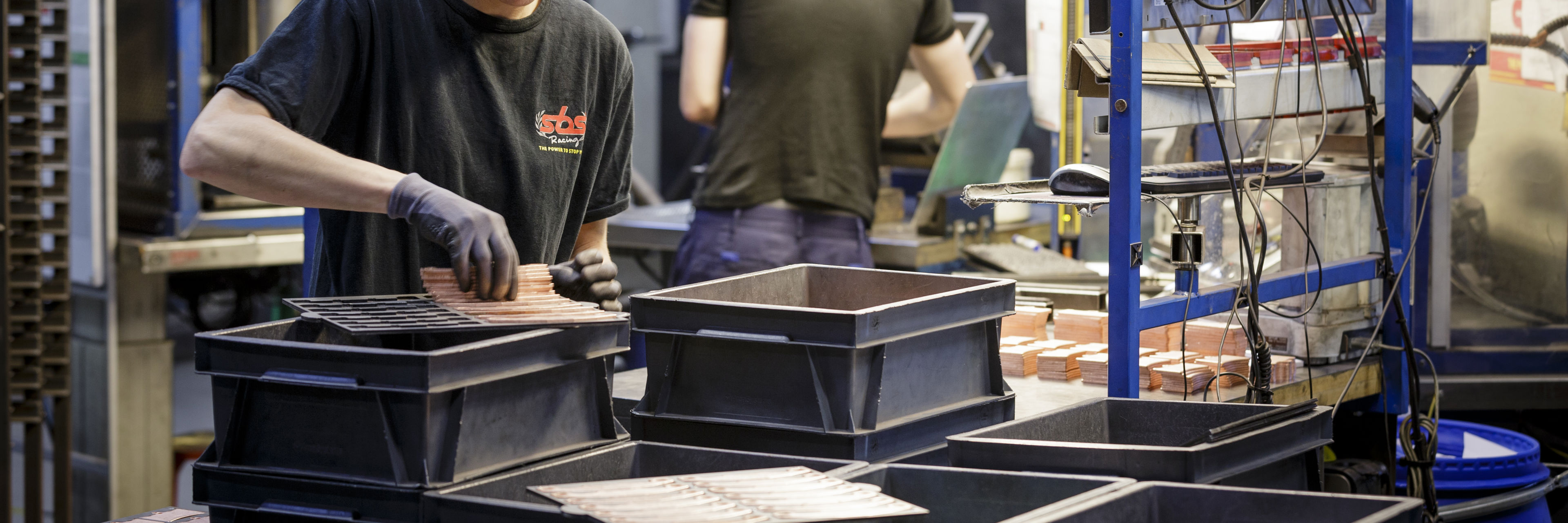 To personer der arbejder i en produktion