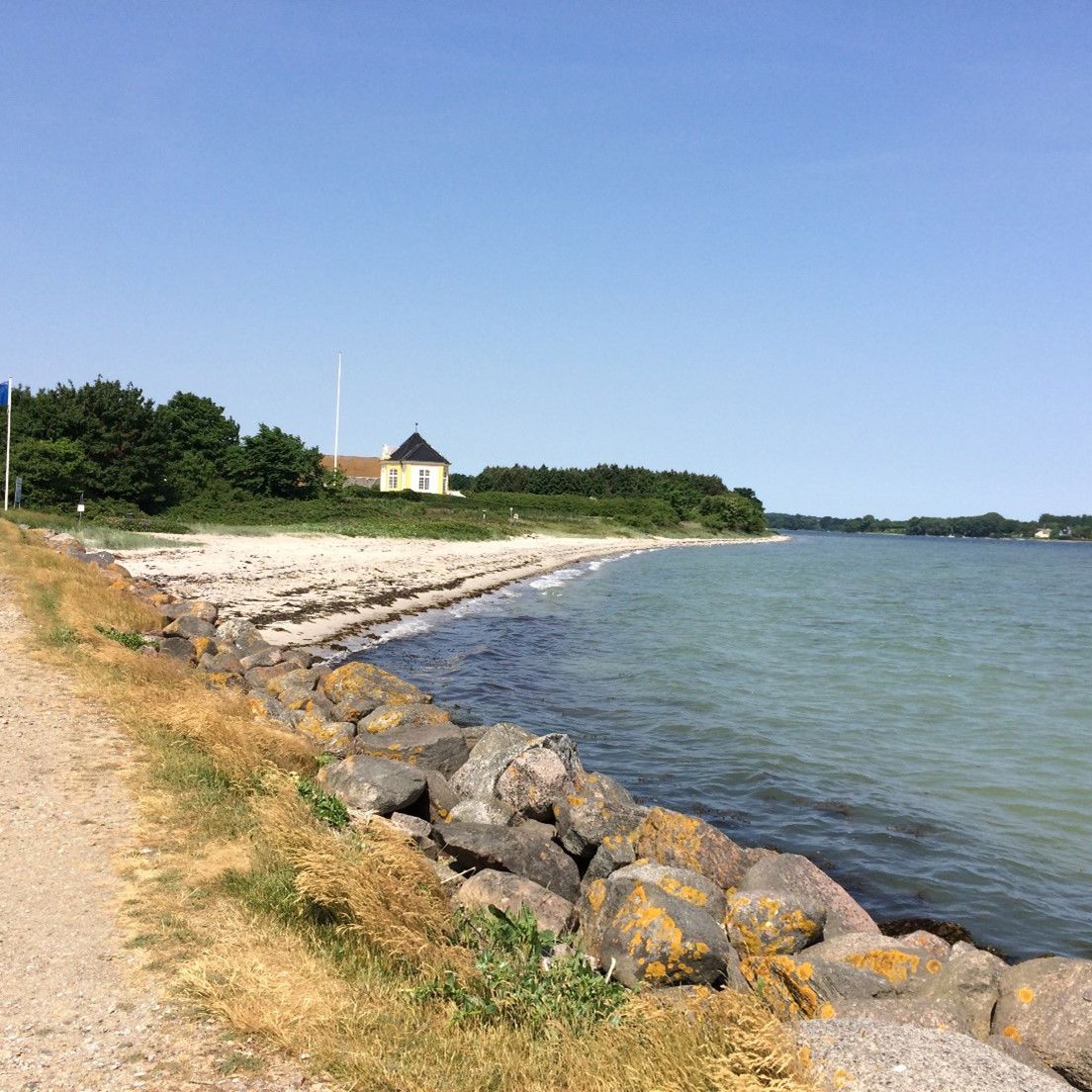 Badestranden ved Slotshagen ligger på det østlige Tåsinge ved Valdemars Slot ud til Thurø Sund og Lunkebugten.