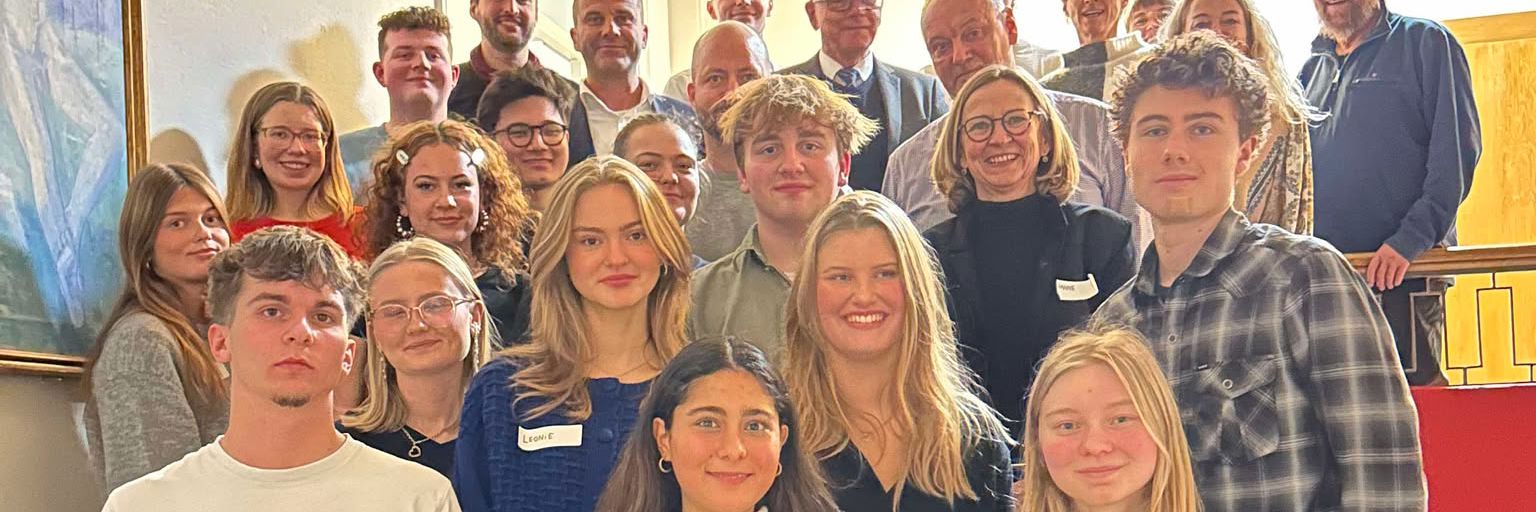 Deltagerne i politisk mesterlære 2025 - fotograferet på rådhustrappen