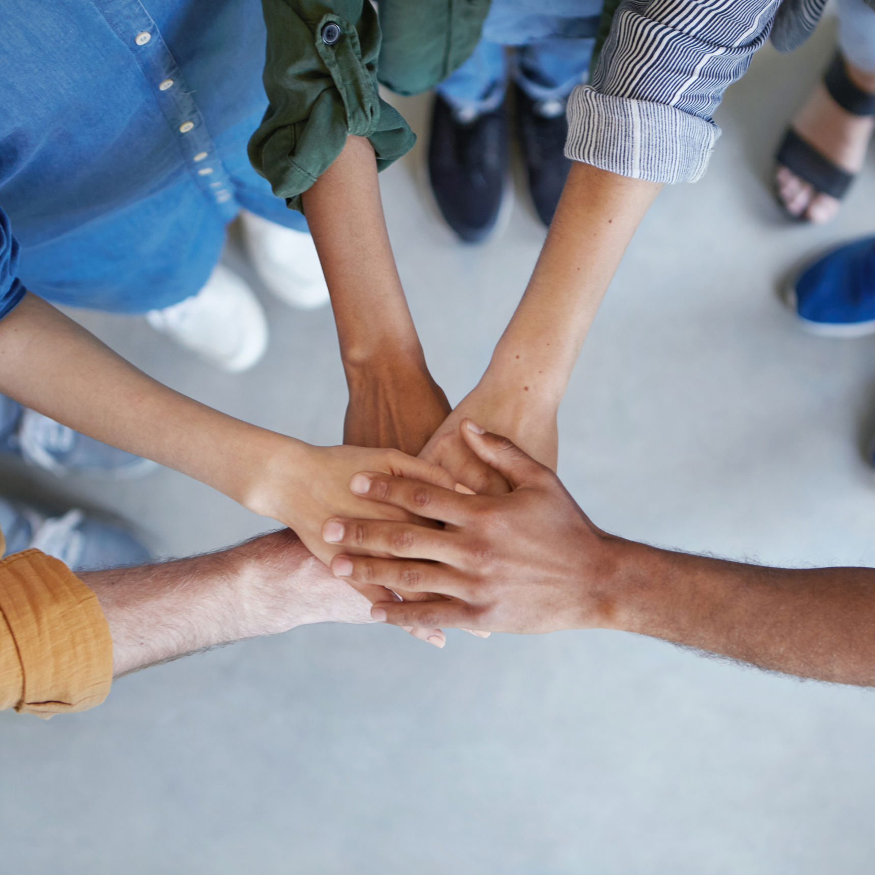 Fem hænder ovenpå hinanden
