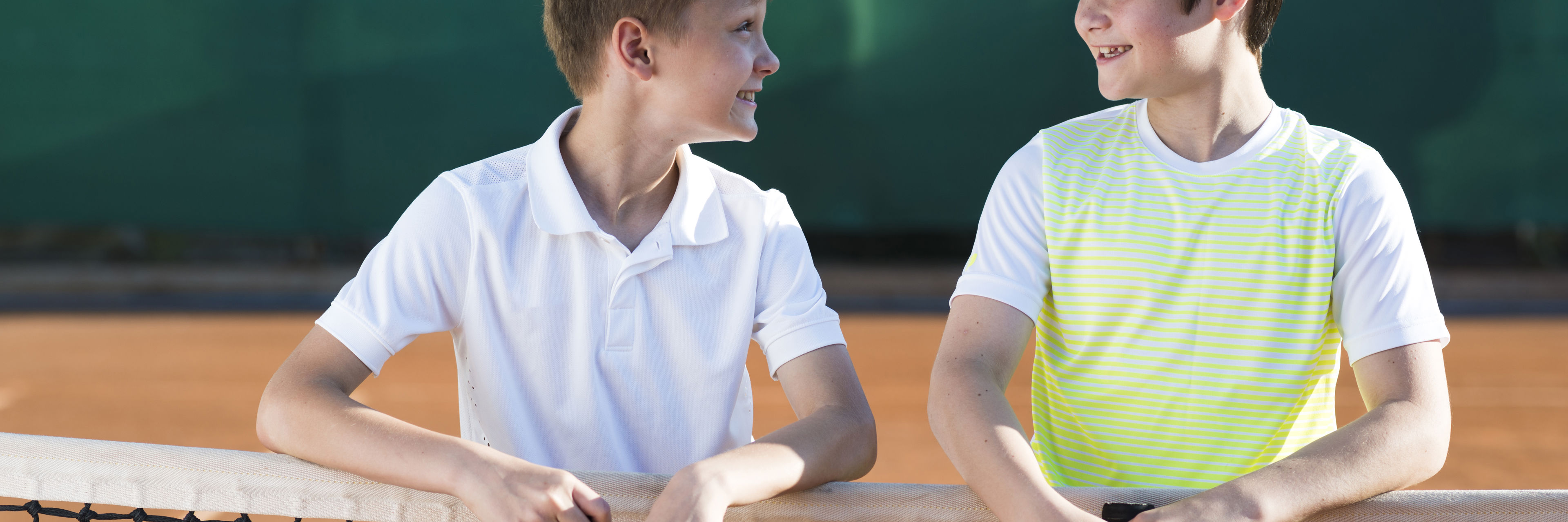 Drenge der spiller tennis