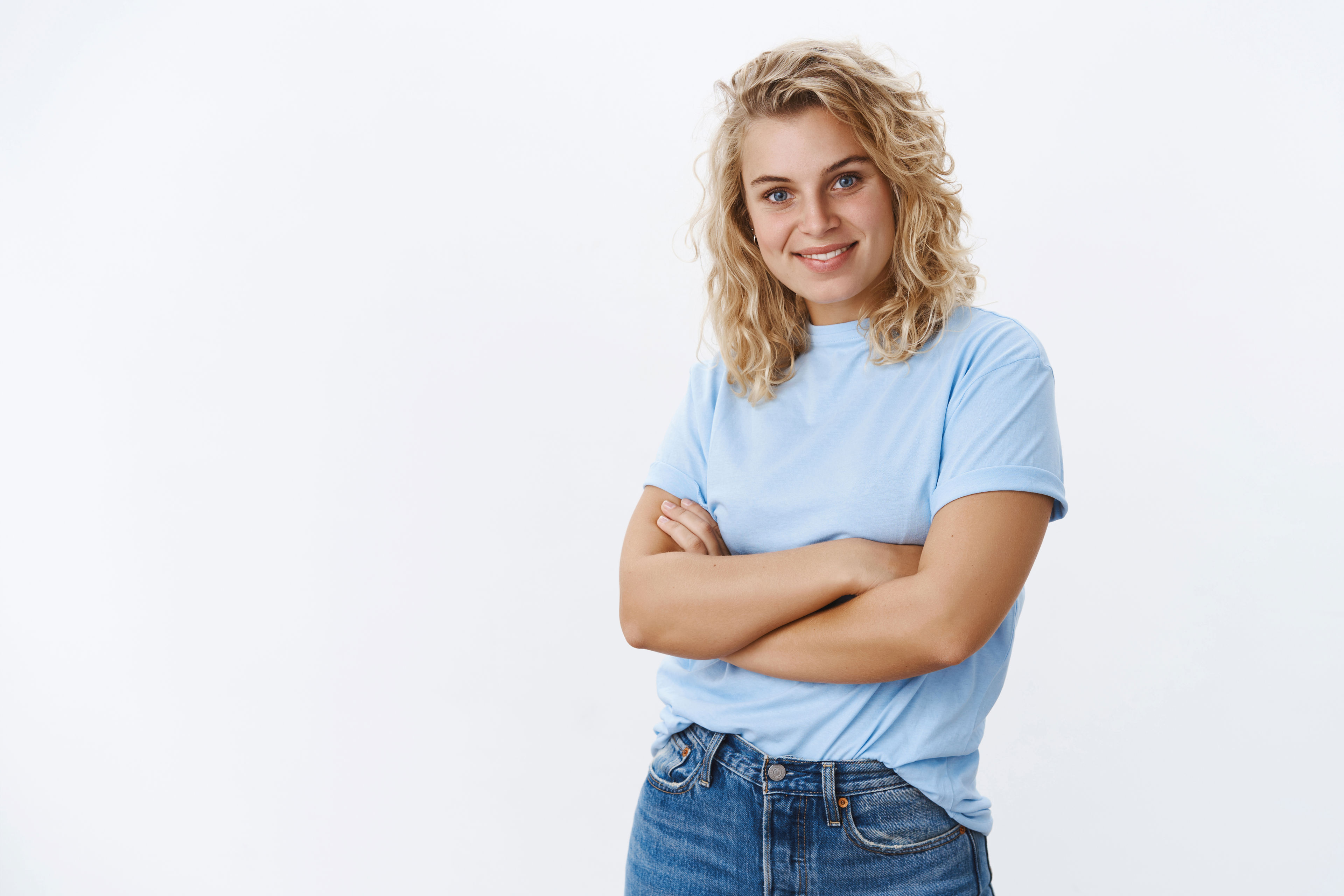 Ung kvinde med lyst hår og lyseblå t-shirt