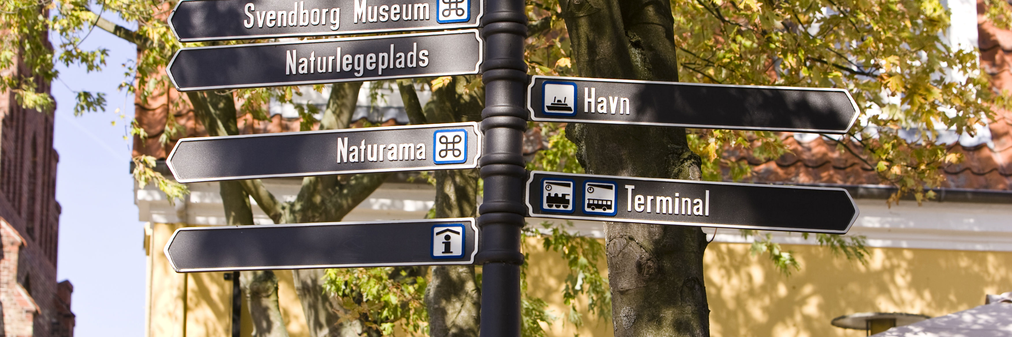 Vejskilt i Svendborg Midtby der viser til attraktioner