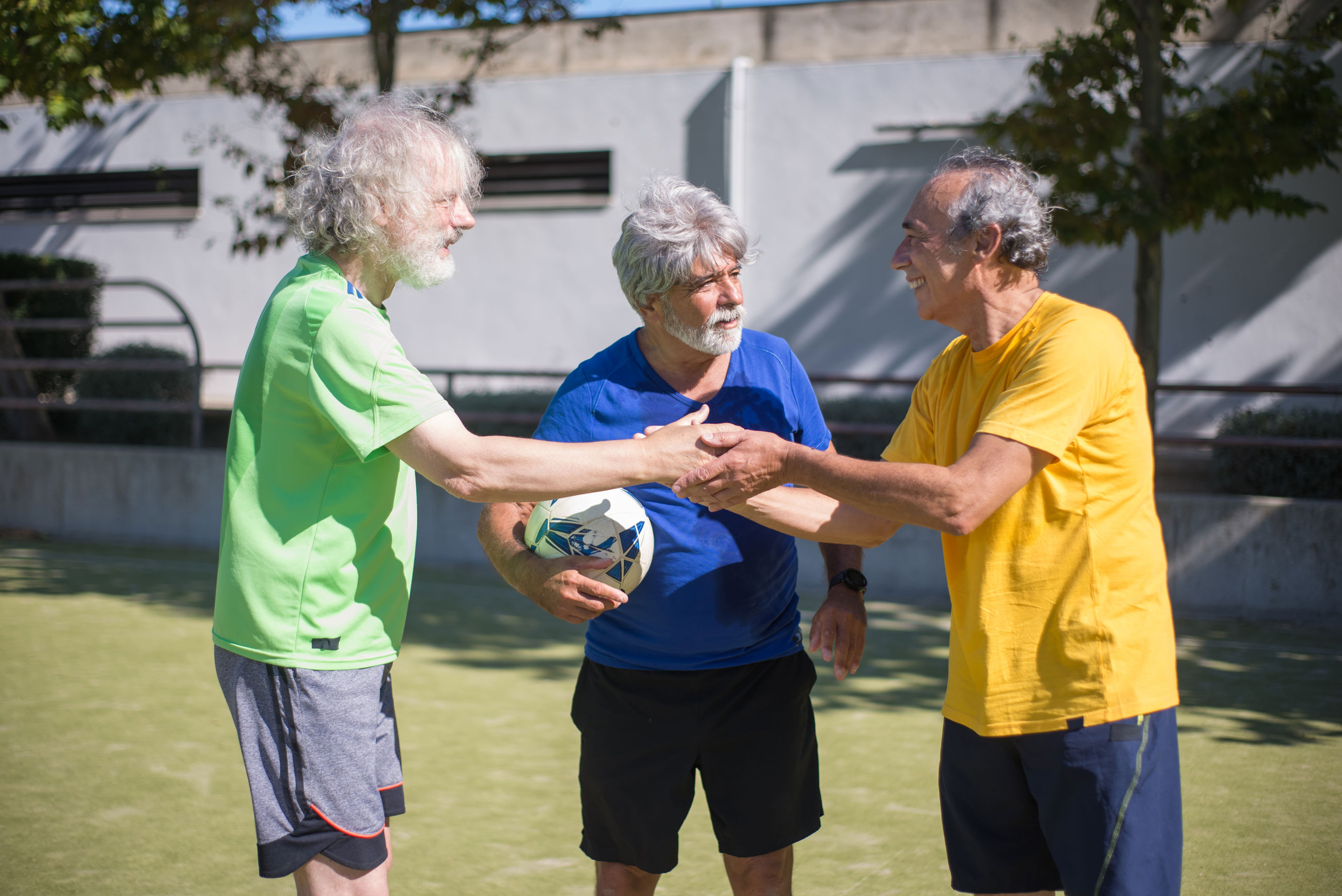 Ældre mænd spiller fodbold