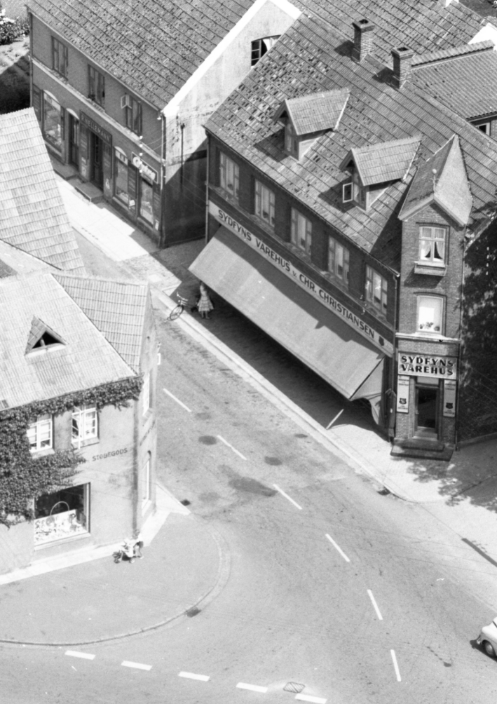 Husets originale udtryk som Sydfyns Varehus. Bemærk den hvide bjælke over markisen.