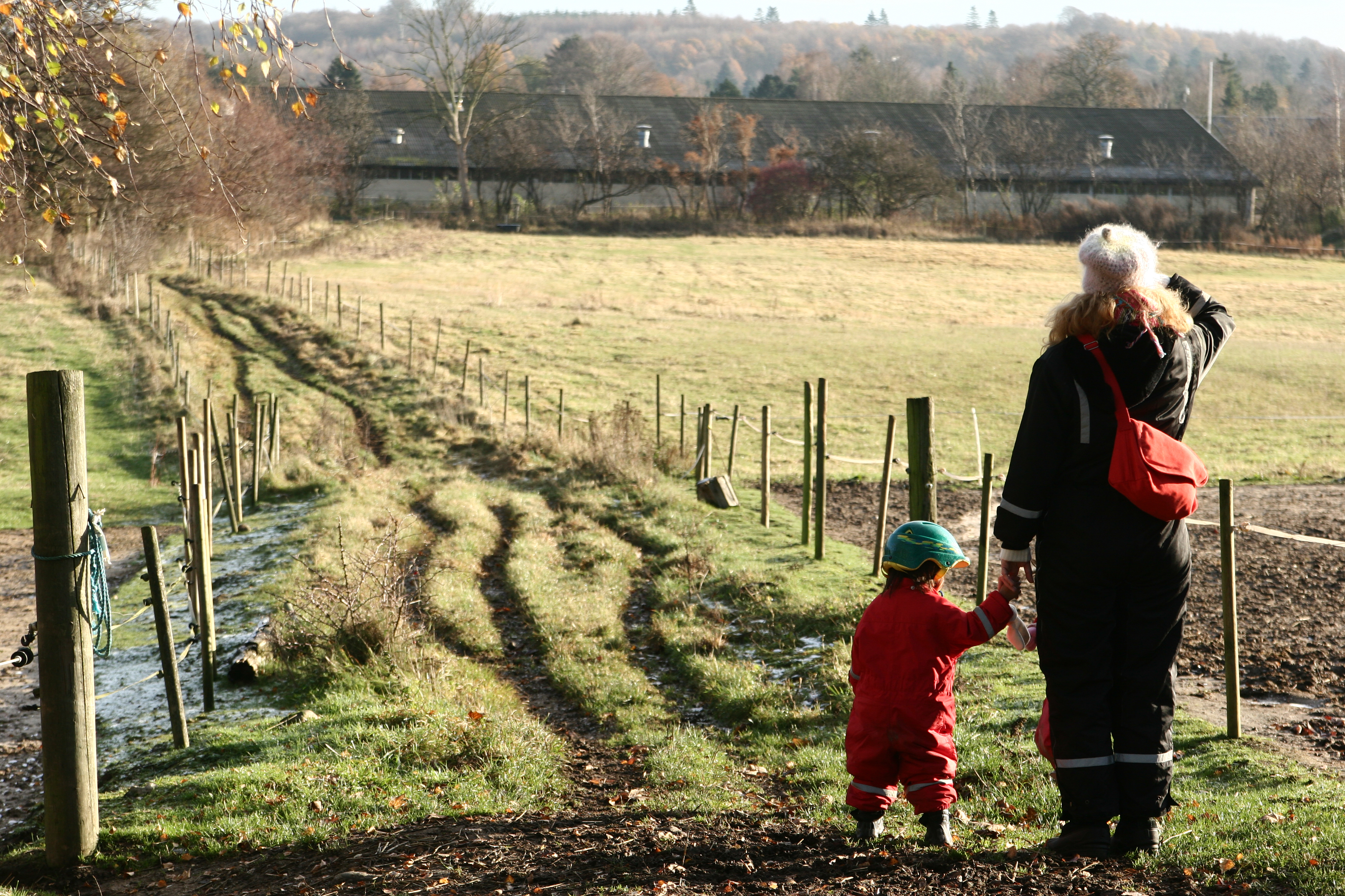 Kvinde og barn ved markvej
