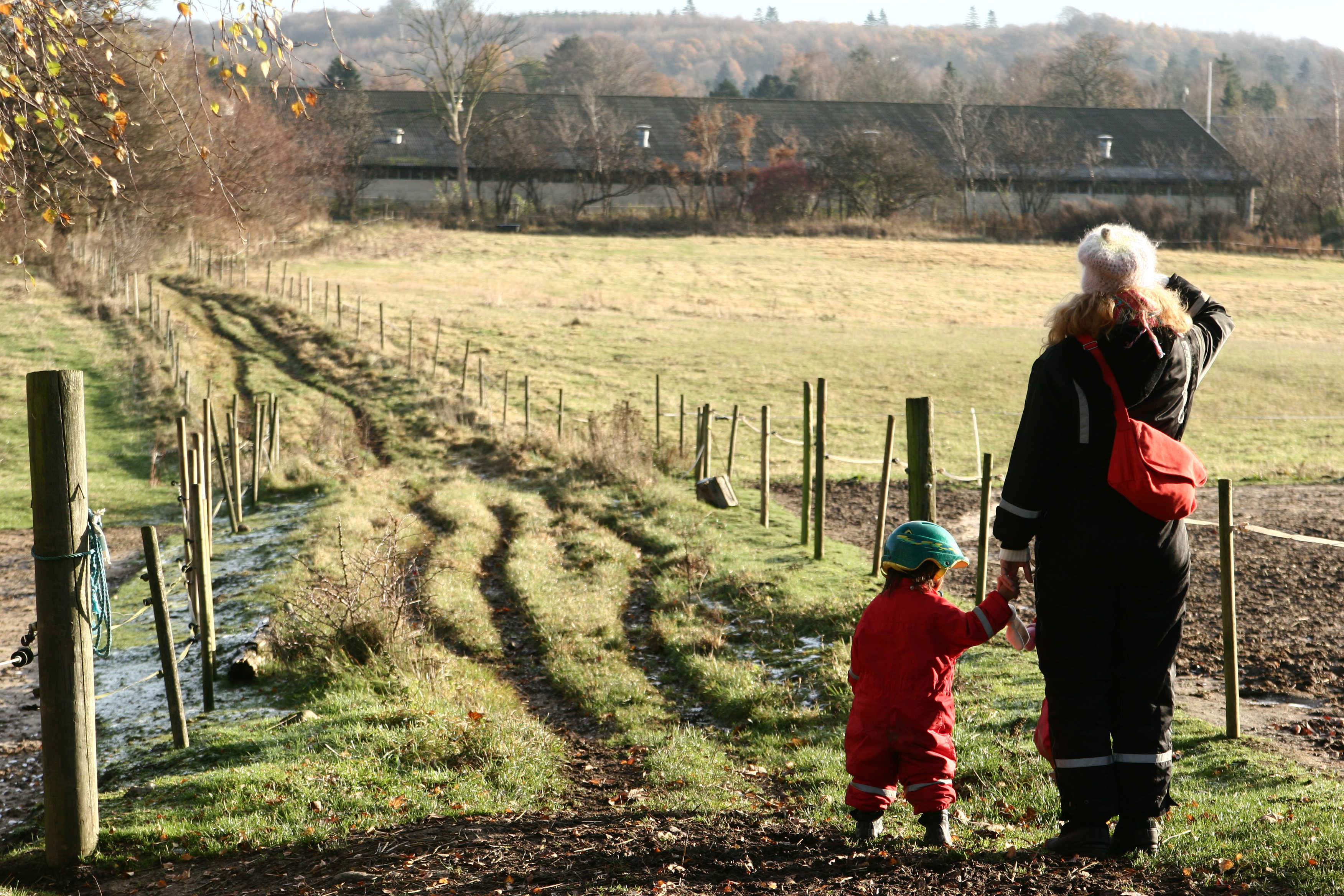 Kvinde og barn ved markvej