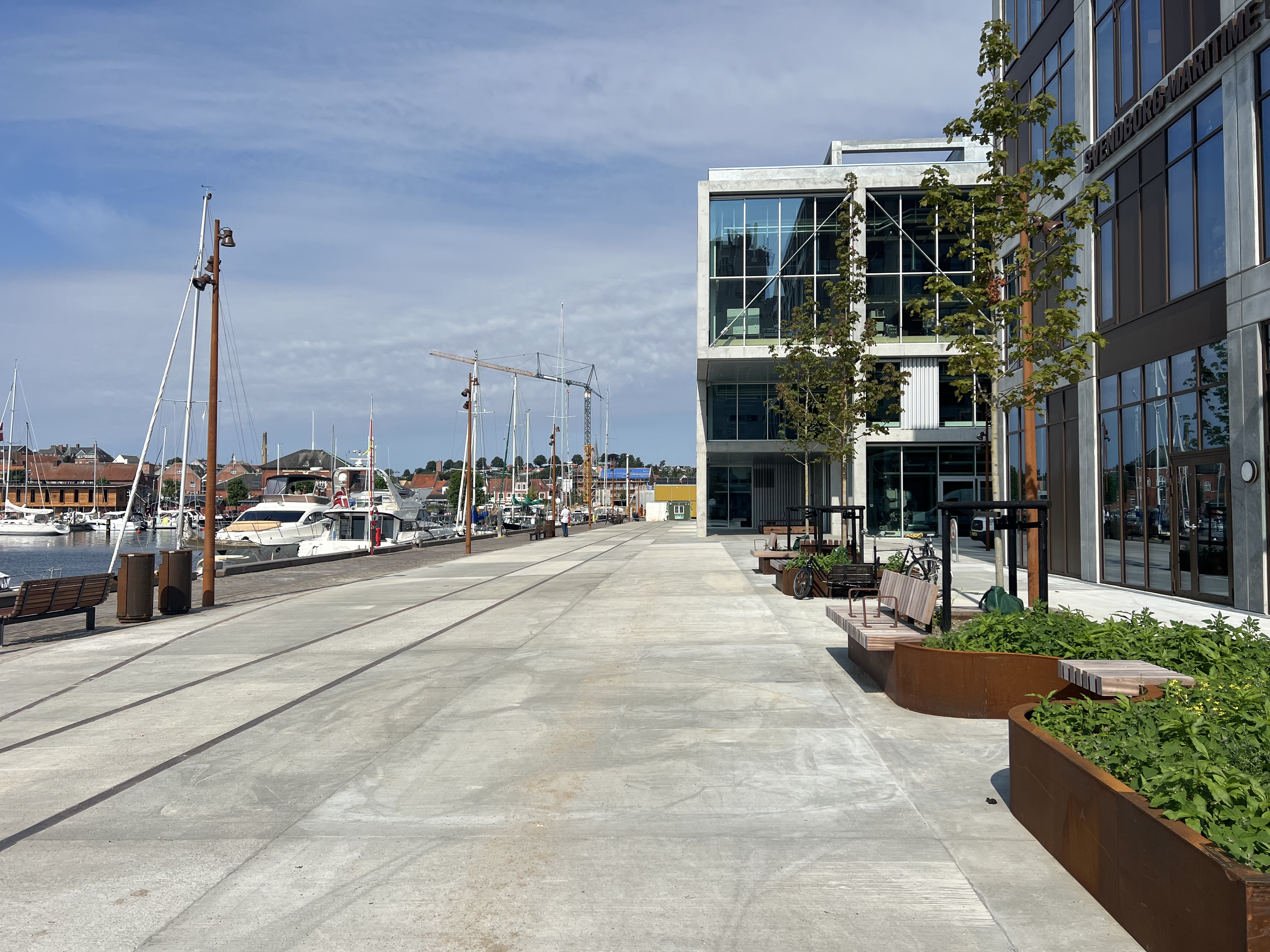 Nordre Kaj i august 2024 med ny belægning, bænke, træer mv.