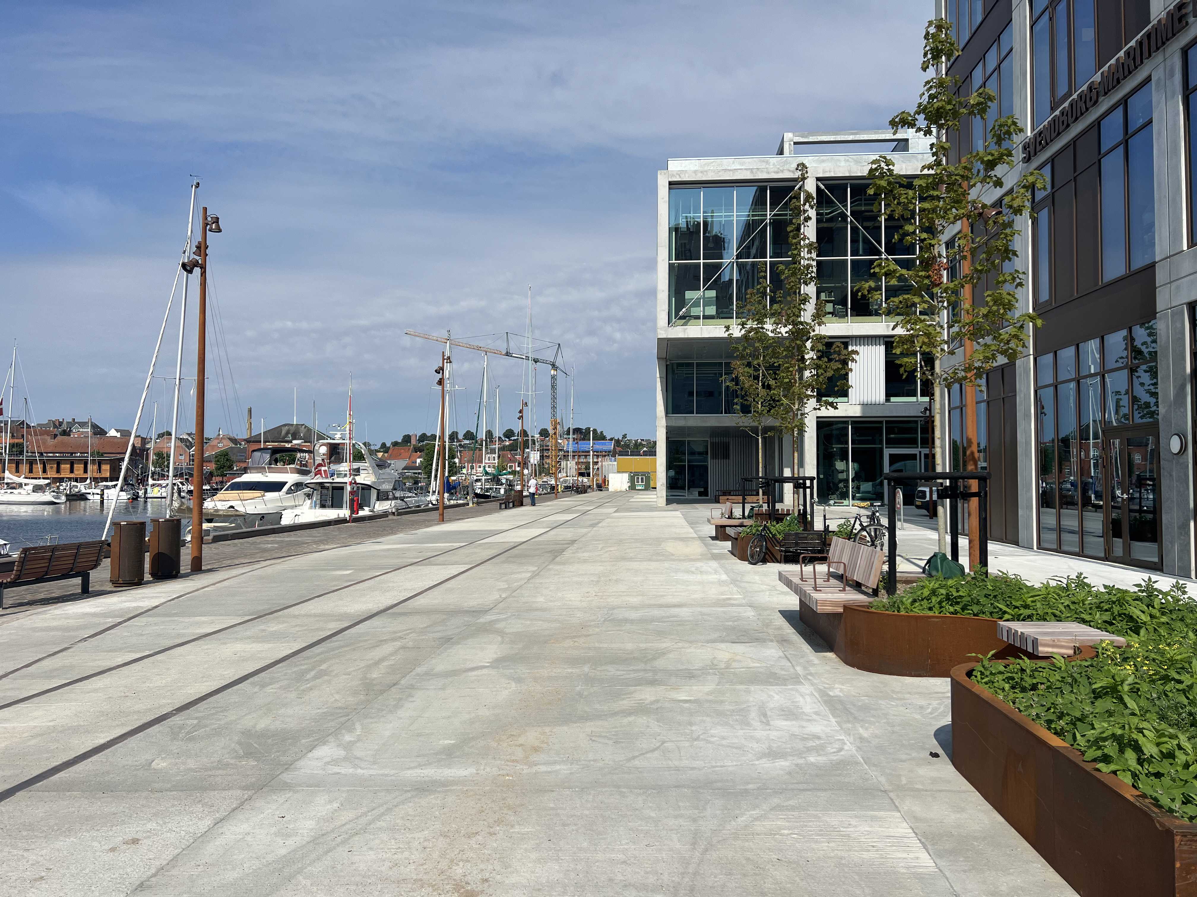 Nordre Kaj i august 2024 med ny belægning, bænke, træer mv.