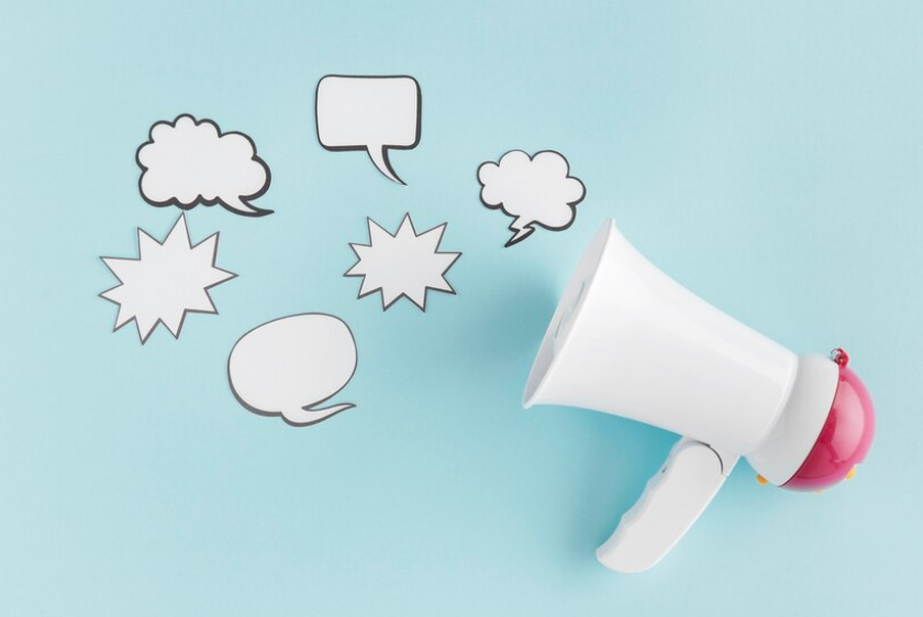 En megafon, hvor der kommer seks forskellige talebobler ud fra.