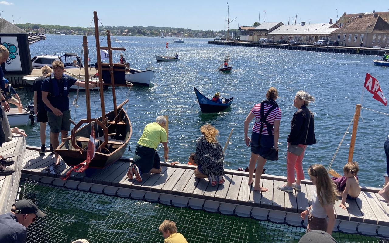 Jolleregatte Og Børn På Broer
