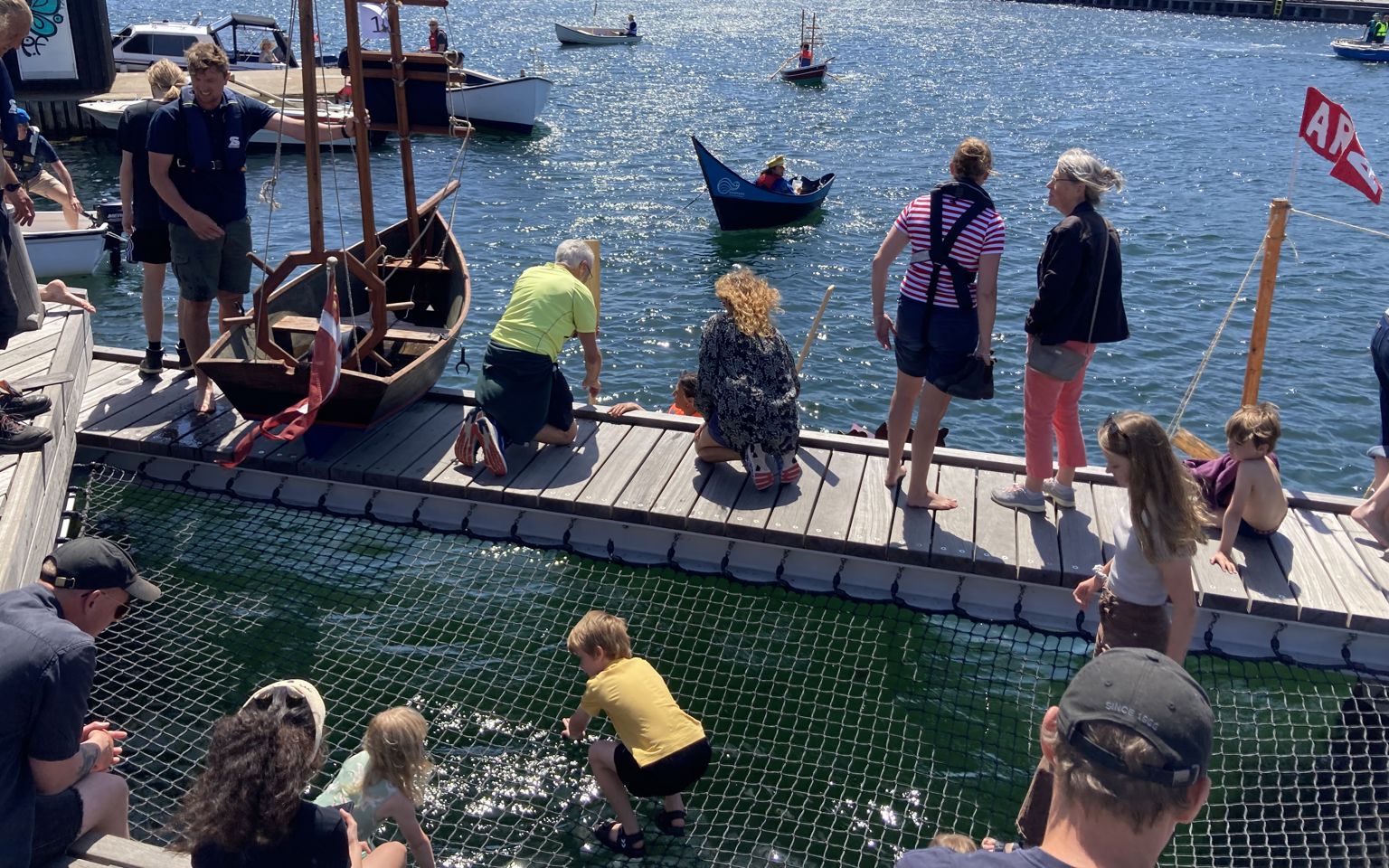 Jolleregatte Og Børn På Broer