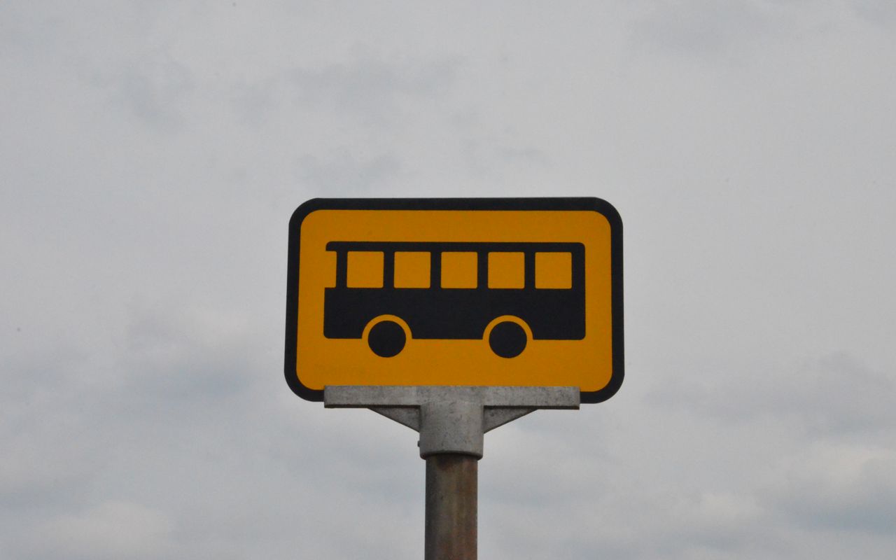 Gult skilt til busstop
