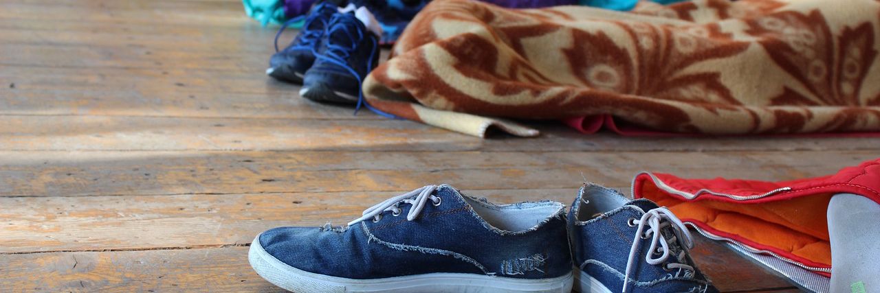 Der vises en sovesal med soveposer og sko