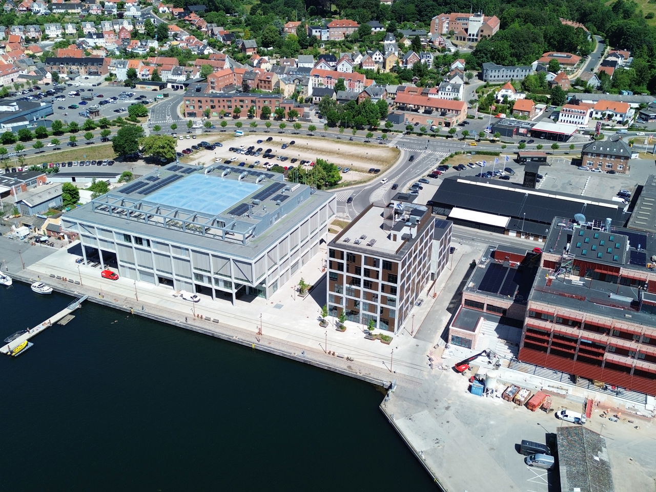 Dronefoto af Nordre Kaj med godsbanearealet i baggrunden.