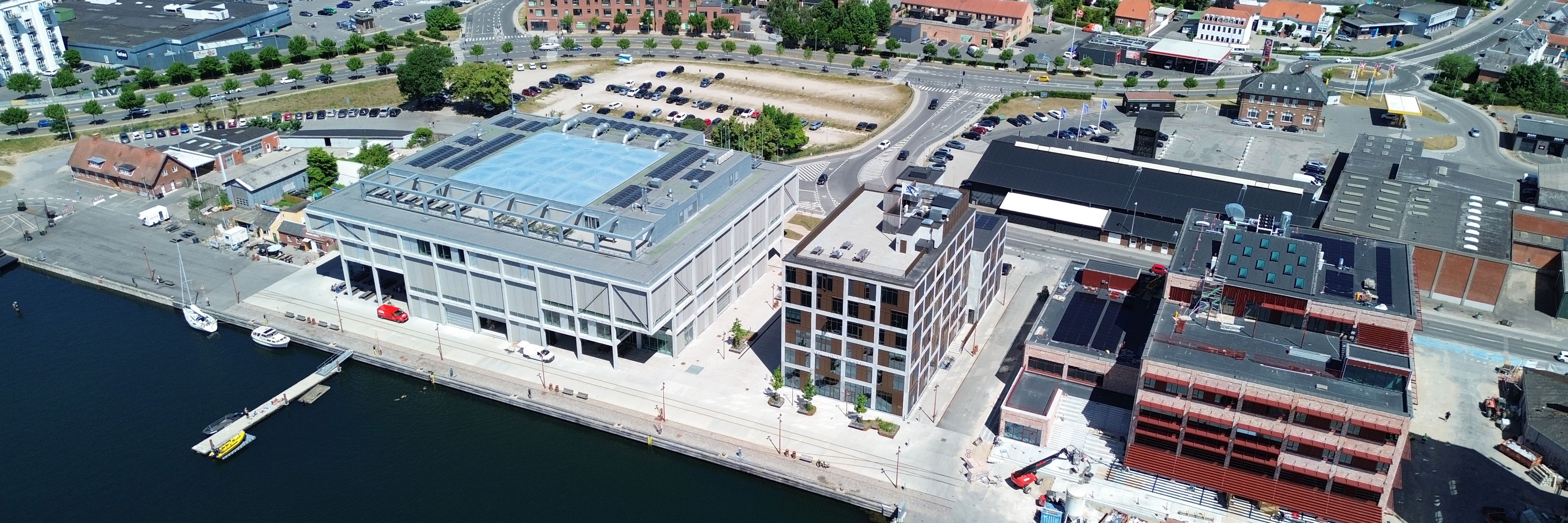 Dronefoto af Nordre Kaj med godsbanearealet i baggrunden.