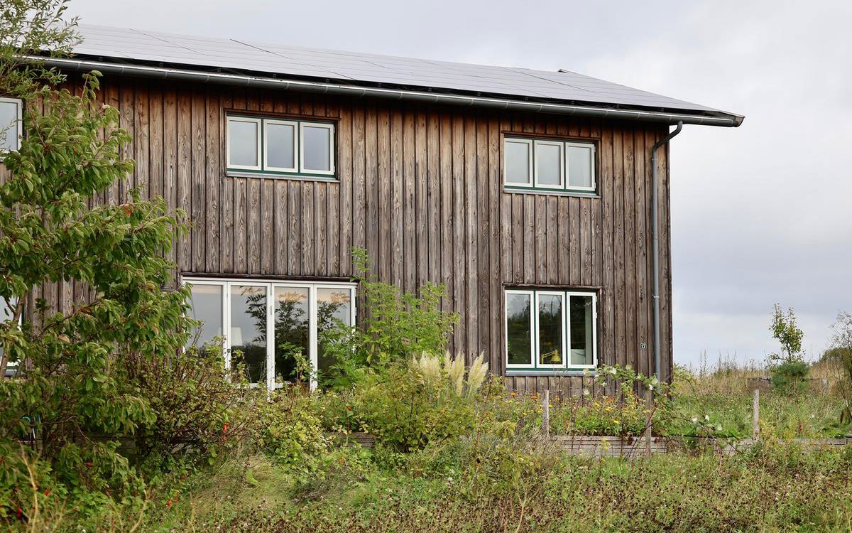Moderne træhus med solceller