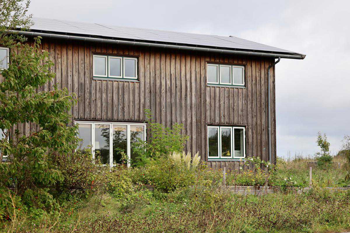 Moderne træhus med solceller