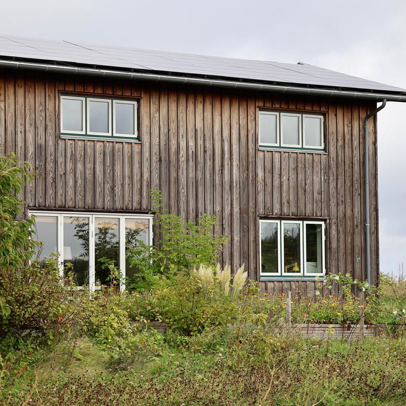 Moderne træhus med solceller